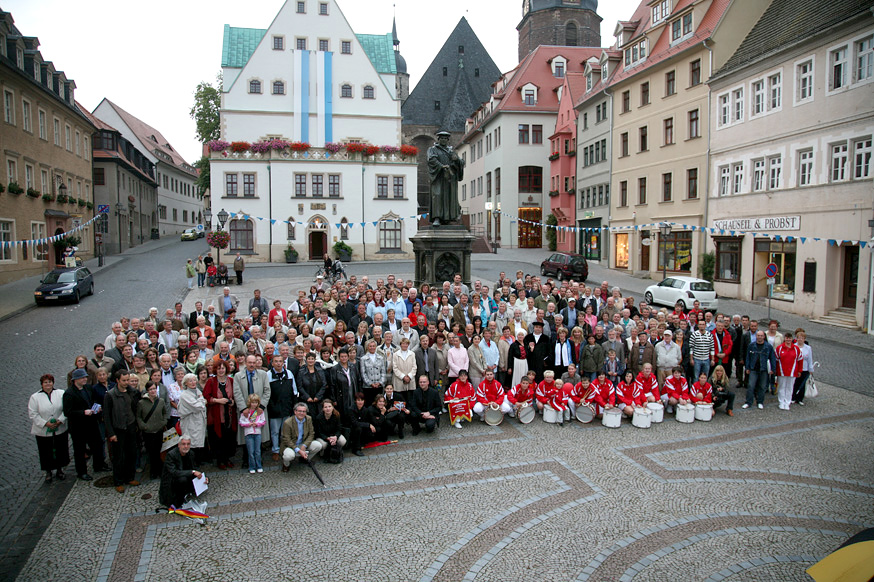 Lutherstadt Eisleben, Marktplatz, Gruppenphoto mit Luther, 246 Besucher, Aug. 2007