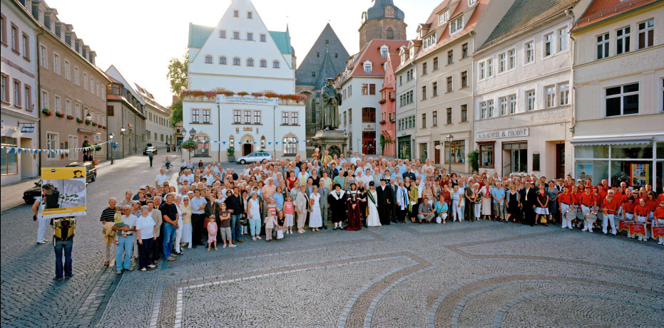 Lutherstadt Eisleben, Marktplatz, Gruppenphoto mit Luther, 296 Besucher, Aug. 2008