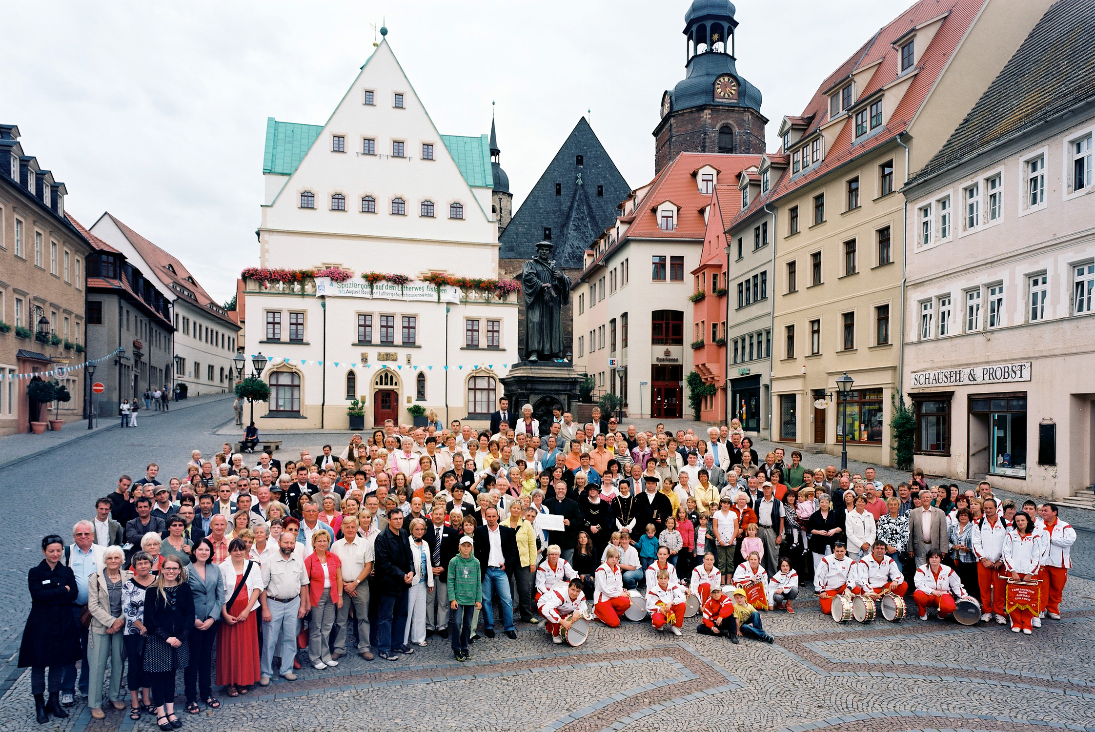 Lutherstadt Eisleben, Marktplatz, Gruppenphoto mit Luther, 281 Besucher, Aug. 2009