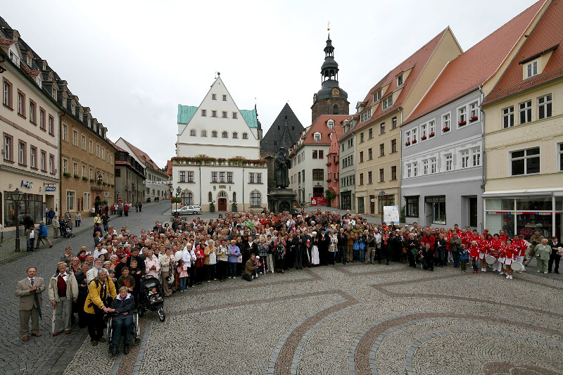 Lutherstadt Eisleben, Marktplatz, Gruppenphoto mit Luther, 344 Besucher, Aug. 2010