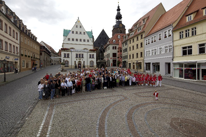 Lutherstadt Eisleben, Marktplatz, Gruppenphoto mit Luther, 211 Besucher, Aug. 2011
