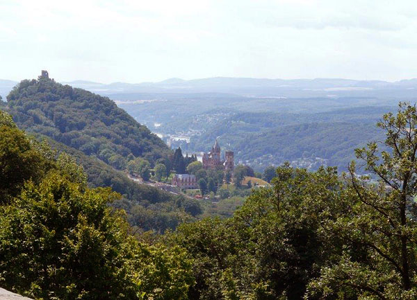Burg u. Schloss Drachenfels am Rhein v. Petersberg aus, GHM@HDL, 12.05.2013