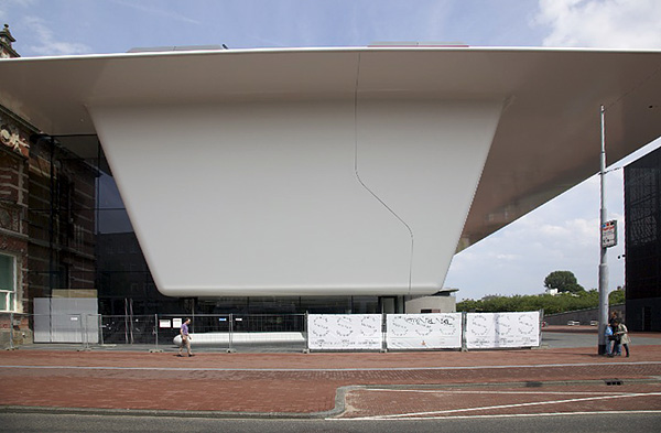 AMSTERDAM, Stedelijk Museum, het oude gebouw (A.W. Weissman, 1895) en de nieuwbouw ontworpen door Benthem Crouwel Architekten, 05.08.2012