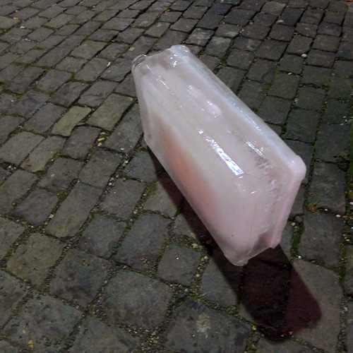 Objekt im Freien, Eiskoffer anonym abgestellt, Ans.v.Nord, 12.01.2013