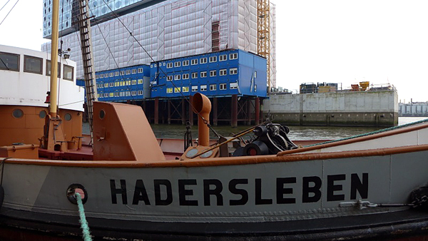 HAMBURG-HAFENCITY, Wellen spüren am Kehrwieder, 18.12.2013