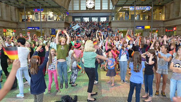 Leipzig tanzt ... WM! Flashmob OSTHALLE im HAUPTBAHNHOF, 12.07.2014